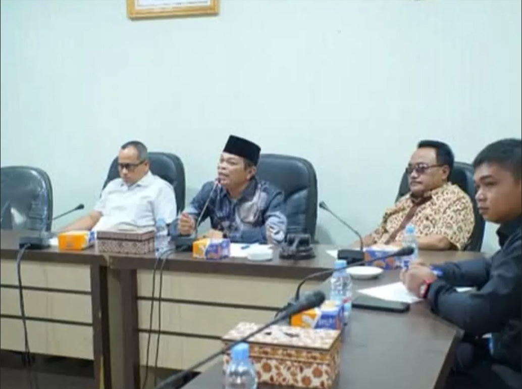 <p>ROHUL--Komisi III Dewan Perwakilan Rakyat Daerah (DPRD) Kabupaten Rokan Hulu menggelar rapat dengar pendapat (RDP) dengan Serikat Pekerja Pertanian Perkebunan (S-PPP), Selasa (3/2/2026). Kegiatan berlangsung di ruang rapat badan anggaran, dipimpin Ketua Komisi III H Jondri.</p><p><br></p><p>Ketua Komisi III H Jondri menegaskan bahwa RDP digelar untuk mencari jalan keluar terbaik bagi semua pihak dengan mengedepankan musyawarah demi menjaga kondusivitas. </p><p><br></p><p>"Tetap dengan mengedepankan musyawarah," ujar Jondri. </p>