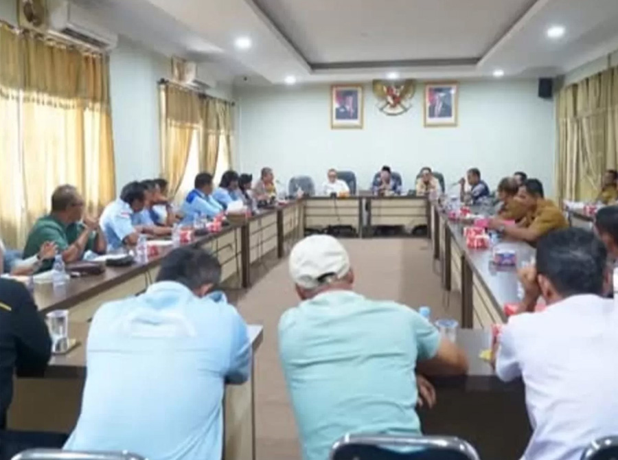 <p>Jondri menegaskan, Komisi III akan mengirimkan surat rekomendasi kepada pihak perusahaan agar pembagian pekerjaan buruh bongkar muat dapat dilakukan secara adil. Selain itu, pihaknya juga akan menyurati pemerintah daerah guna mencari solusi terbaik demi menghindari konflik sosial di tengah masyarakat.</p><p><br></p><p>Diketahui, RDP dilakukan terkait pemutusan kesepakatan kerja bersama (KKB) bongkar muat oleh PT SKA dan PT MIS. Menurut Jondri, baik S-PPP maupun Serikat Pekerja Transport Indonesia (S-PTI), merupakan pekerja yang sama-sama menggantungkan hidup dari aktivitas tersebut. </p><p><br></p><p>"Mereka semua saudara-saudara kita, sama-sama berjuang untuk ekonomi keluarga. Alangkah baiknya kalau kedua-duanya diterima," sarannya.</p>