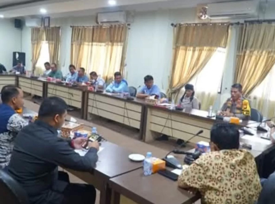 <p>Disebut Jondri, langkah ini dinilai penting untuk mencegah konflik dan potensi kerusuhan di lapangan. </p><p><br></p><p>"DPRD hanya bersifat memberikan rekomendasi. Jika tidak dijalankan, pihak yang merasa dirugikan dipersilakan menempuh jalur yang lebih tinggi," lanjutnya. </p><p><br></p><p>Sementara itu, Ketua S-PPP Kabul Situmorang berharap melalui RDP ini, anggota S-PPP dapat kembali memperoleh hak kesejahteraan dan pekerjaan. </p><p><br></p><p>"Kami tetap bersepakat untuk memperjuangkan kesejahteraan anggota. Mereka sudah bekerja, namun dengan dalih kontrak habis, akhirnya diberhentikan," ujarnya.</p><p><br></p><p><b>Adv/Setwan Rohul</b></p>