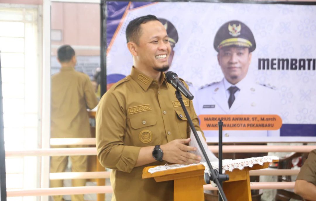 <p>Penertiban terhadap pembuangan sampah ilegal pun dilakukan bersamaan dengan penataan kawasan kota. Termasuk penertiban ratusan tiang reklame yang dinilai mengganggu estetika dan keselamatan.</p><p><br></p><p>Sementara dalam pelayanan administrasi kependudukan, Pemko Pekanbaru menghadirkan Mobil AMAN untuk menjangkau masyarakat secara langsung hingga ke lingkungan permukiman warga. Wakil Wali Kota Pekanbaru Markarius Anwar menyebut pelayanan publik harus berubah menjadi lebih cepat, mudah dan dekat dengan masyarakat. </p><p><br></p><p>“Kami terus mendorong pola pelayanan yang responsif. Pemerintah harus hadir memberi solusi, bukan menambah kesulitan masyarakat,” ungkap Markarius.</p><p><br></p><p>Persoalan banjir yang selama ini menjadi perhatian warga juga mulai ditangani melalui normalisasi sungai, perbaikan drainase serta penanganan titik rawan genangan di sejumlah kawasan. Kepala Dinas PUPR Kota Pekanbaru Edward Riansyah menjelaskan, penanganan dilakukan secara bertahap dengan skala prioritas berdasarkan tingkat kerawanan. </p><p><br></p><p>“Kami fokus membuka aliran air yang selama ini tersumbat dan memperbaiki drainase di kawasan padat penduduk. Penanganan banjir memang membutuhkan proses berkelanjutan,” jelas pria yang akrab disapa Edu ini. </p><p><br></p><p>Pemerintah kota juga memperkuat komitmen terhadap lingkungan melalui penanaman ribuan pohon dan pengembangan sistem pengolahan sampah menjadi energi atau waste to energy (WTE). Di bidang pendidikan, perhatian pemerintah terlihat melalui program beasiswa mulai jenjang S1 hingga S3, termasuk bagi para hafiz Alquran. </p><p><br></p><p>Program Zero Putus Sekolah juga terus berjalan untuk mengembalikan anak-anak yang sempat berhenti sekolah agar kembali memperoleh akses pendidikan. Pelaksana Tugas Kepala Dinas Pendidikan Kota Pekanbaru Syafrian Tommy mengatakan pihaknya terus melakukan pendampingan terhadap anak-anak yang berisiko putus sekolah. </p><p><br></p><p>“Kami ingin memastikan tidak ada anak di Pekanbaru kehilangan hak pendidikan hanya karena persoalan ekonomi maupun administrasi,” katanya.</p>