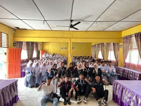Mahasiswa KUKERTA Universitas Riau Isi Kegiatan MPLS dan Sosialisasi Dunia Perkuliahan di SMAN 1 Kuantan Hilir Seberang